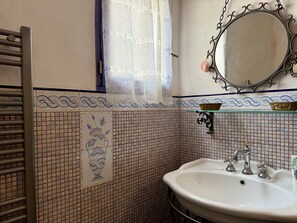 Een douche, een bidet, handdoeken