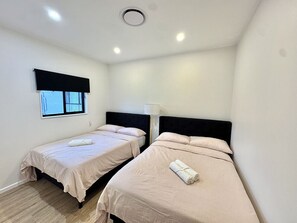 3 habitaciones, escritorio, tabla de planchar con plancha y wifi