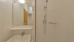 Shower - Ideally located sea front building with pool (Lignano Sabbiadoro)