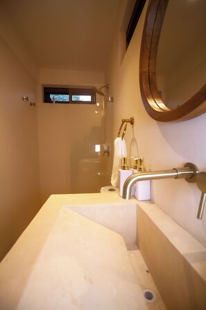 Apartment, Klimaanlage, Bergblick | Badezimmer | Dusche, Haartrockner, Handtücher, Seife