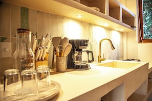 Apartment, Air conditioning, Mountain View | Private kitchen | Coffee/tea maker, toaster, cookware/dishes/utensils