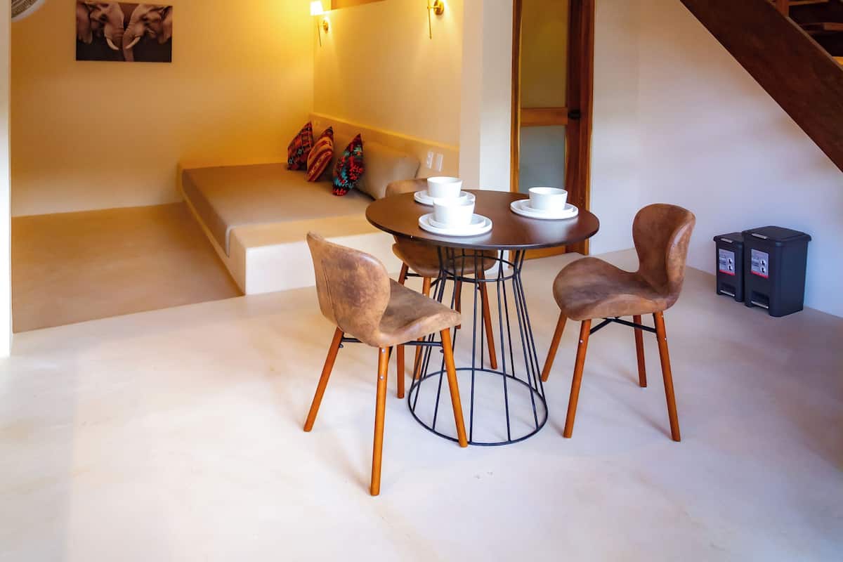 Apartment, 2 Bedrooms, Pets Allowed, Mountain View | Living area