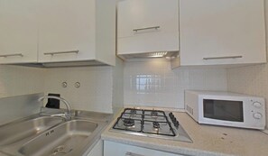 Fridge, microwave, stovetop, cookware/dishes/utensils - Family base on the sea front with pool access (Lignano Sabbiadoro)