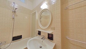 Bathroom - Family base on the sea front with pool access (Lignano Sabbiadoro)