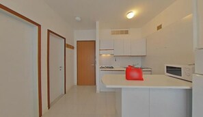 Fridge, microwave, stovetop, cookware/dishes/utensils - Sea view flat steps from the beach (Lignano Sabbiadoro)