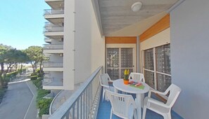 Outdoor dining - Comfortable apartment in a residence with pool (Lignano Sabbiadoro)