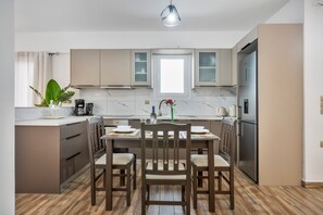 Réfrigérateur, four, plaque de cuisson, cafetière/bouilloire