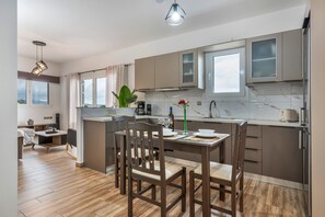 Kühlschrank, Ofen, Herdplatte, Wasserkocher mit Kaffee-/Teezubehör