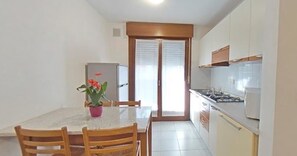 Fridge, microwave, stovetop, cookware/dishes/utensils - Modern duplex 90mt from the beach (Lignano Sabbiadoro)