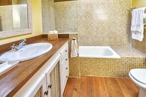 Douche, sèche-cheveux, bidet, serviettes fournies