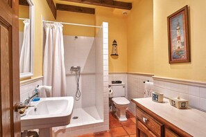Shower, hair dryer, bidet, towels - Casa Taté in Trasvía, Comillas — Space and serenity to share (Trasvía, Comillas)