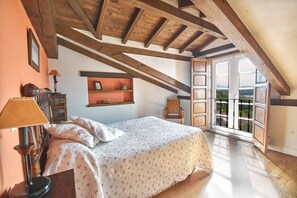4 bedrooms, iron/ironing board, WiFi, bed sheets - Casa Taté in Trasvía, Comillas — Space and serenity to share (Trasvía, Comillas)