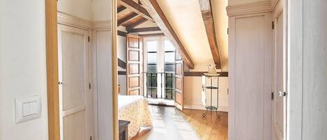 4 bedrooms, desk, iron/ironing board, travel crib