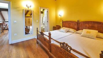 4 bedrooms, desk, iron/ironing board, travel crib