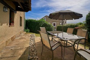 Outdoor dining - Casa Taté in Trasvía, Comillas — Space and serenity to share (Trasvía, Comillas)