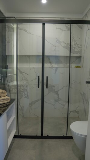 Dusche, Handtücher, Seife, Toilettenpapier