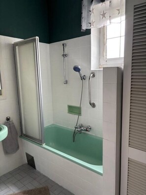 Hair dryer, towels, soap, toilet paper - Family house on the Rax with garden, tree house & trampoline (8 pers.) (Hirschwang an der Rax)