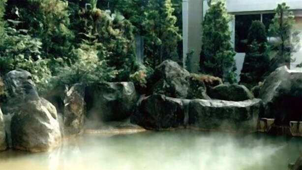 A hot spring area with large rocks, a small wooden structure, and lush greenery. - Hirayu Onsen KKR Hirayu Takaraso (Takayama)
