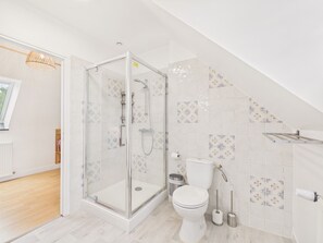 Shower, hair dryer - Family home with large garden in a quiet area (Plouider)