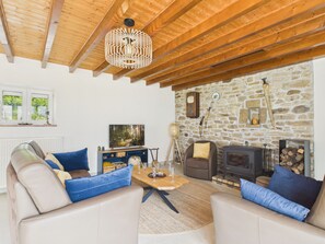 TV, fireplace - Family home with large garden in a quiet area (Plouider)