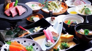Diverse Japanse gerechten op een tafel gerangschikt.