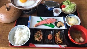 Un vassoio con riso, gamberi, una fetta di pesce e una ciotola di zuppa.
