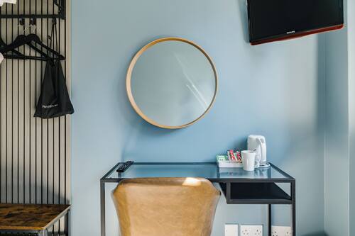 Single Room, Shared Bathroom | Interior