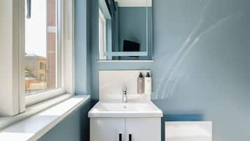 Quarto solteiro, banheiro compartilhado | Banheiro | Chuveiro, secador de cabelo, toalhas de banho, sabonete