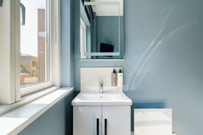 Einzelzimmer, Gemeinschaftsbad | Badezimmer | Dusche, Haartrockner, Handtücher, Seife