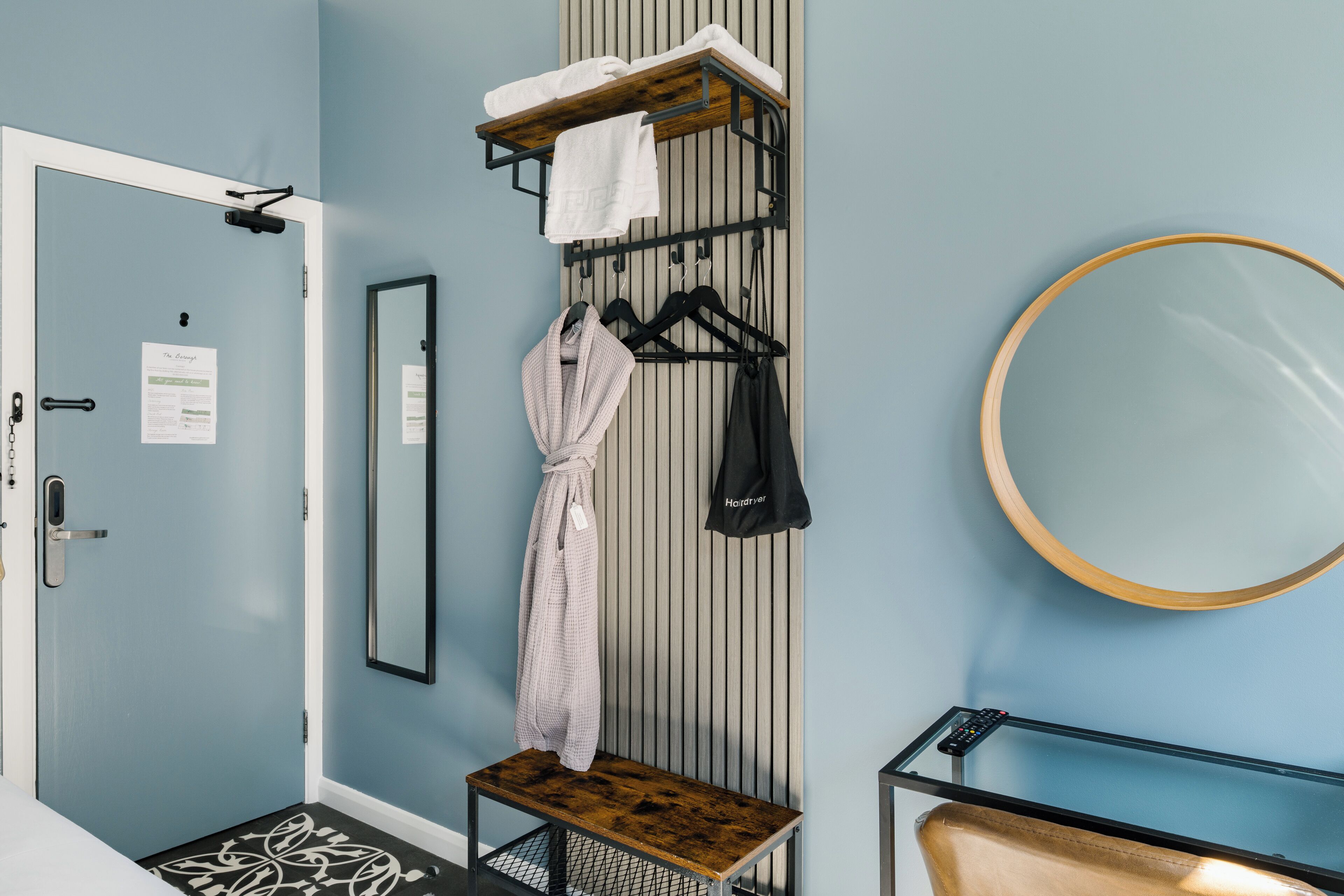 Single Room, Shared Bathroom | Interior