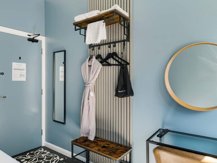 Single Room, Shared Bathroom | Interior