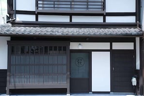 Exterior detail - Kyomachiya Oyado Hana (Kyoto)