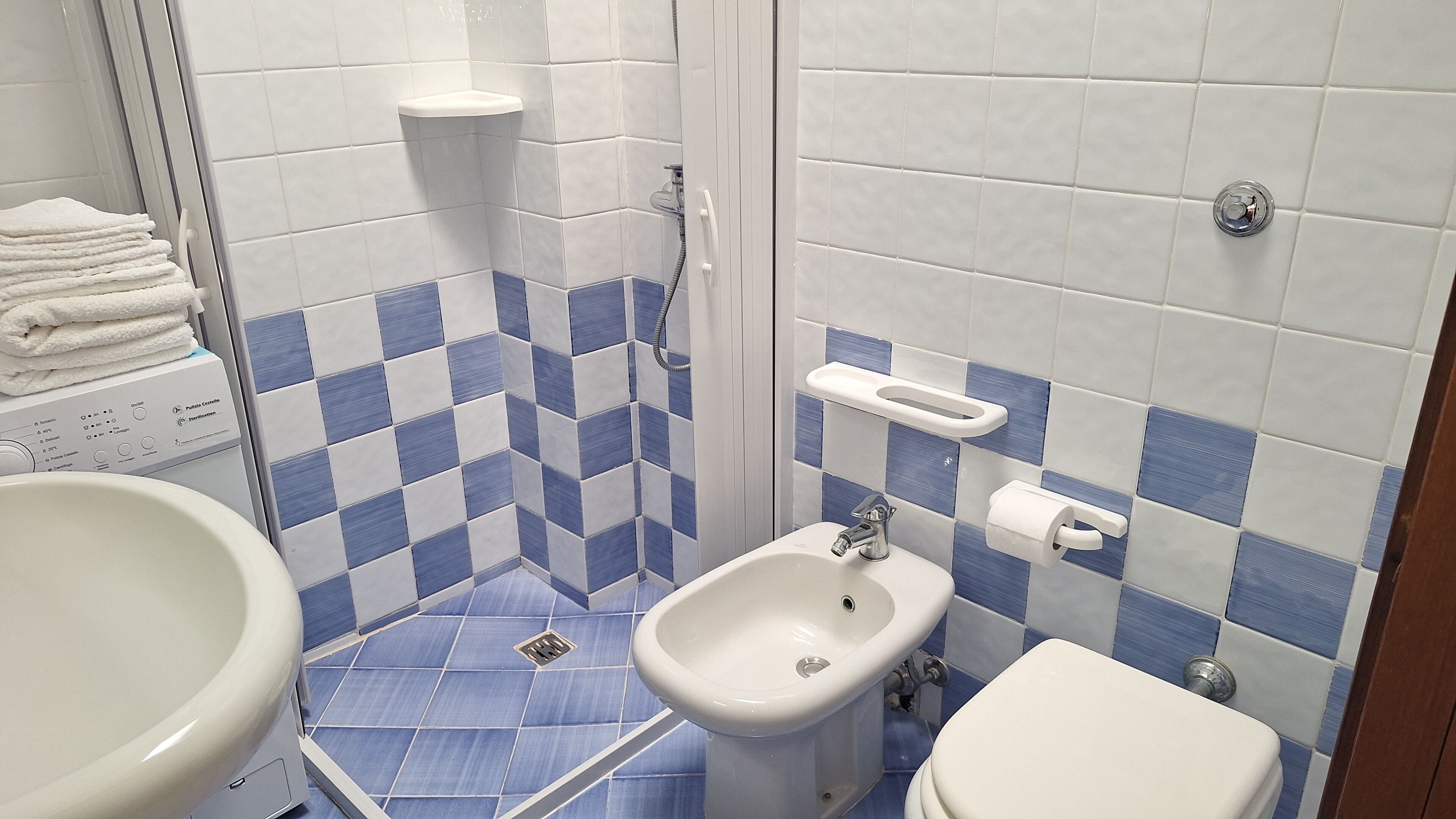 Dusche, Haartrockner, Bidet, Handtücher