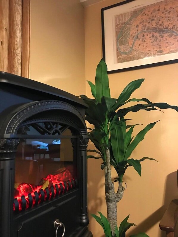 A room with a fireplace, a map on the wall, and a potted plant. - Sapporo Kaneyutei Hotel & Resort (Sapporo)
