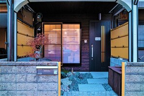 Unclassified image, 3 of 6, button - Kyoran Seifutei (Kyoto)