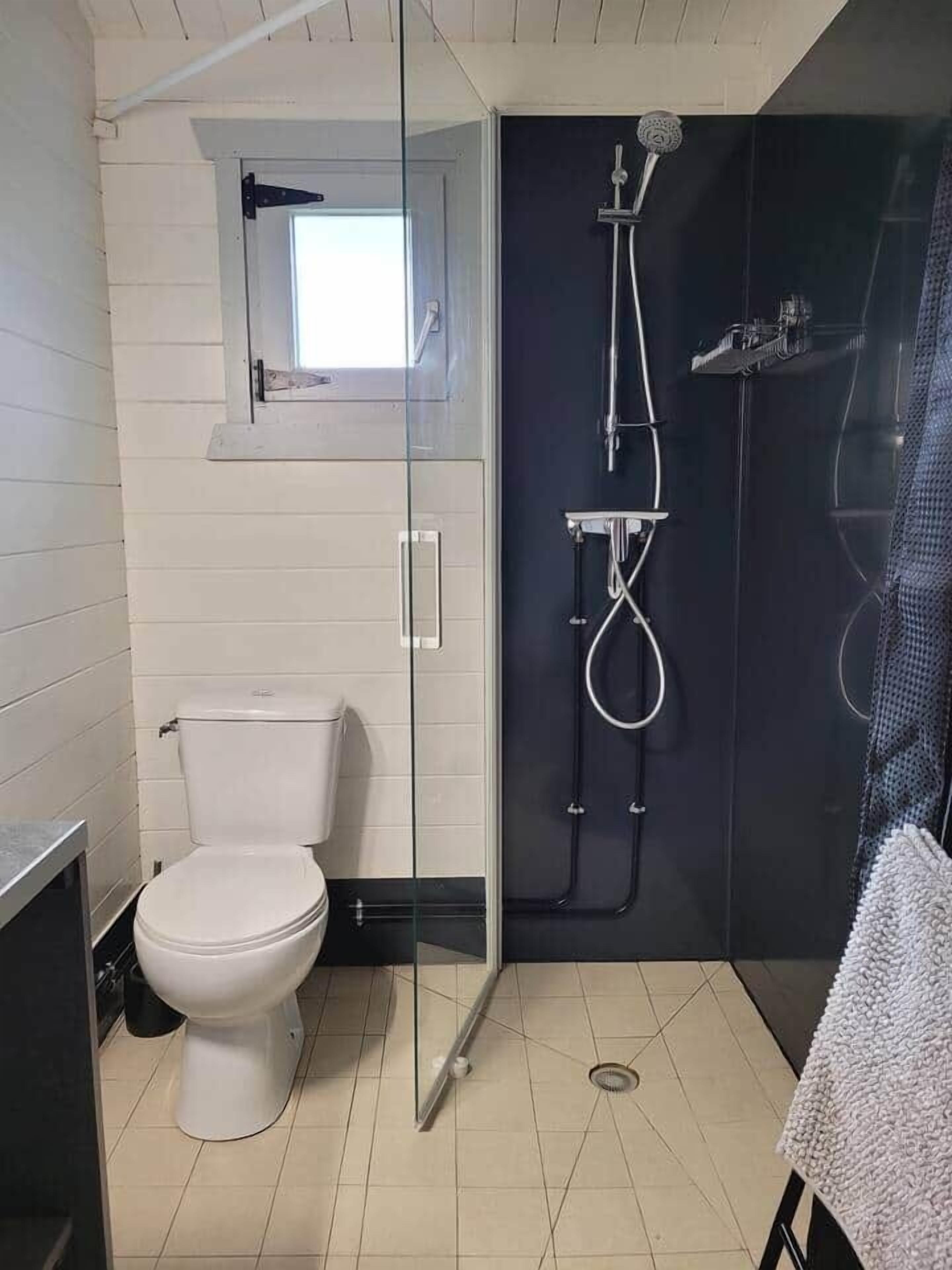Douche, sèche-cheveux, papier toilette