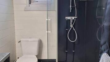 Douche, sèche-cheveux, papier toilette
