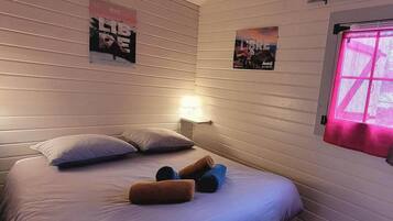 Travel crib, free WiFi, bed sheets