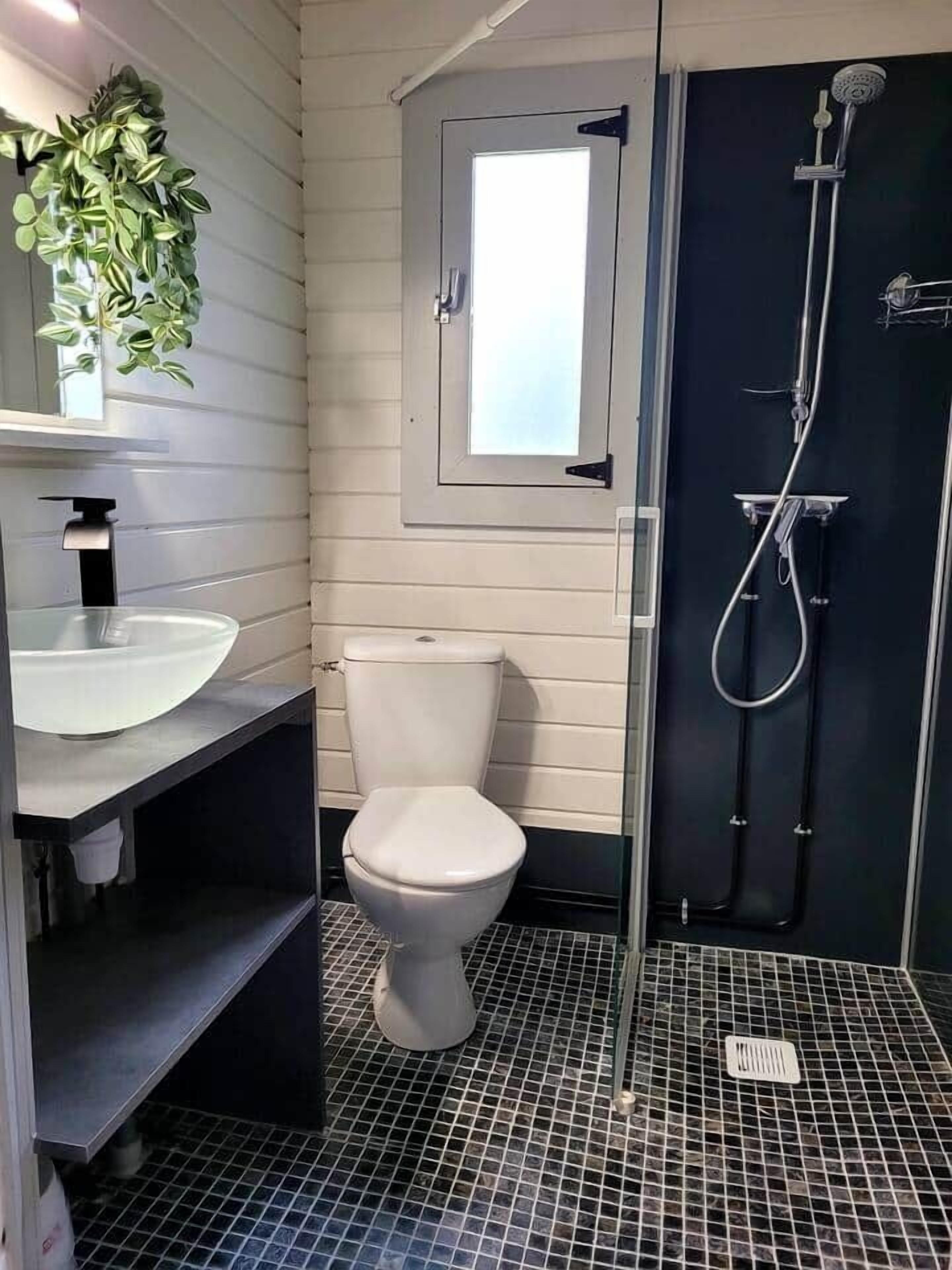 Douche, sèche-cheveux, papier toilette