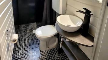 Douche, sèche-cheveux, serviettes fournies, papier toilette