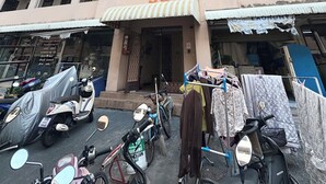 Un edificio de varios pisos con una tienda en la planta baja.