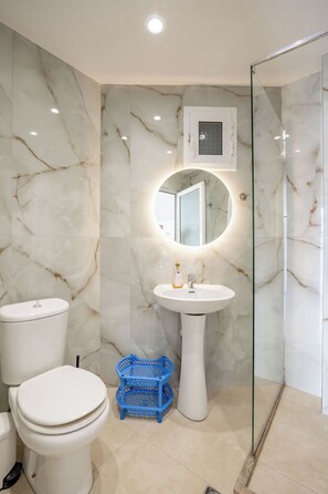 Apartamento família | Banheiro | Produtos de toalete grátis, secador de cabelo, bidê, toalhas de banho