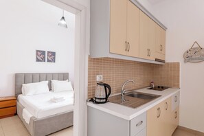 Apartamento família | Escrivaninha, Wi-Fi de cortesia, roupa de cama