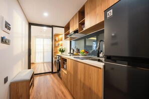 Studio, 1 queensize-seng, balkong | Eget kjøkken | Kjøleskap, mikrobølgeovn, kokeplater og kjøkkenutstyr