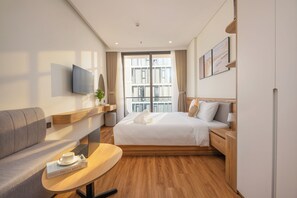 Studio, 1 Queen Bed, Balcony, City View | Soundproofing, free WiFi