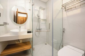 Deluxe-studiolejlighed - 1 queensize-seng - balkon | Badeværelse | Bruser, hårtørrer, håndklæder, Sæbe