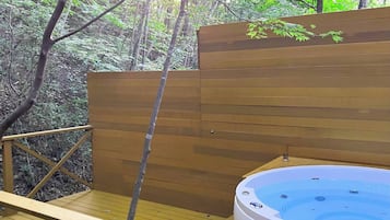 Outdoor spa tub