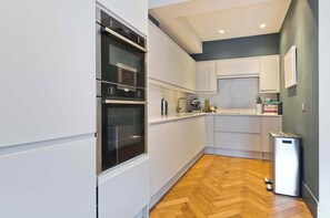 Fridge, microwave, oven, stovetop - Elegant 2 bedroom flat - King's Cross (Greater London)