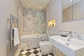 Shower, hair dryer, towels, shampoo - Elegant 2 bedroom flat - King's Cross (Greater London)
