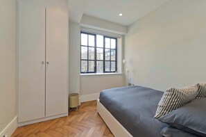 2 bedrooms, desk, iron/ironing board, travel cot - Elegant 2 bedroom flat - King's Cross (Greater London)